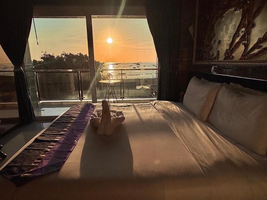 The Globe Hotel, Bar & Restaurant Pattaya Bagian luar foto