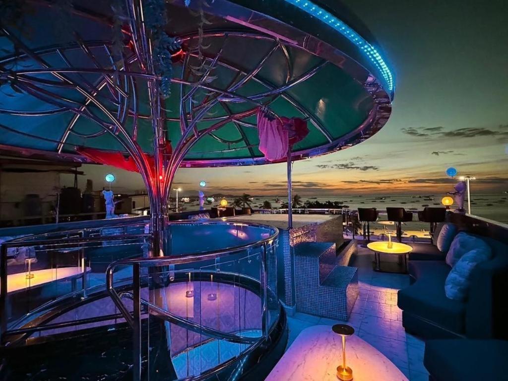 The Globe Hotel, Bar & Restaurant Pattaya Bagian luar foto