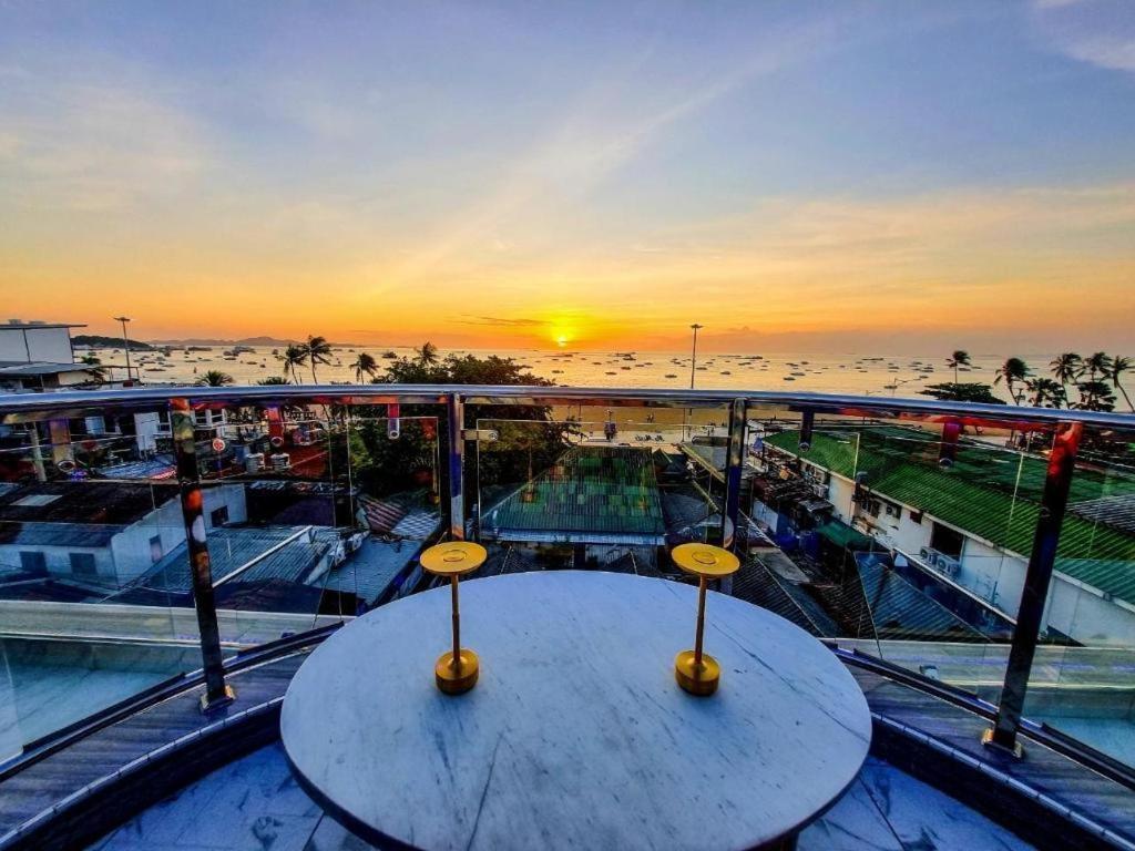 The Globe Hotel, Bar & Restaurant Pattaya Bagian luar foto