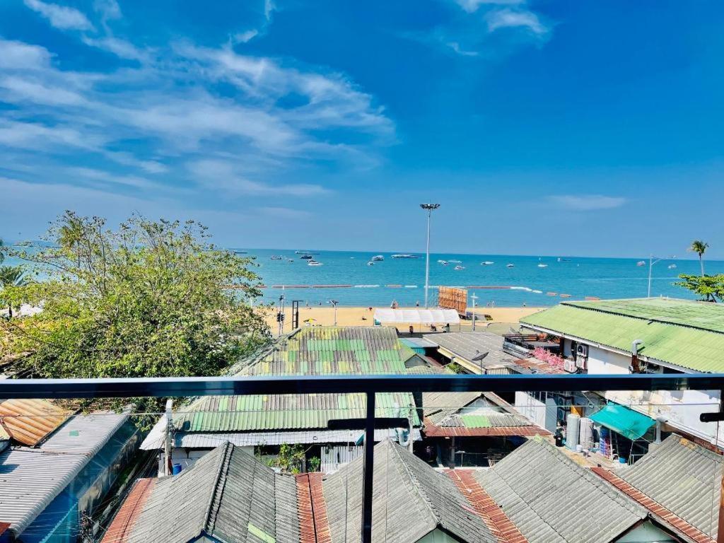 The Globe Hotel, Bar & Restaurant Pattaya Bagian luar foto