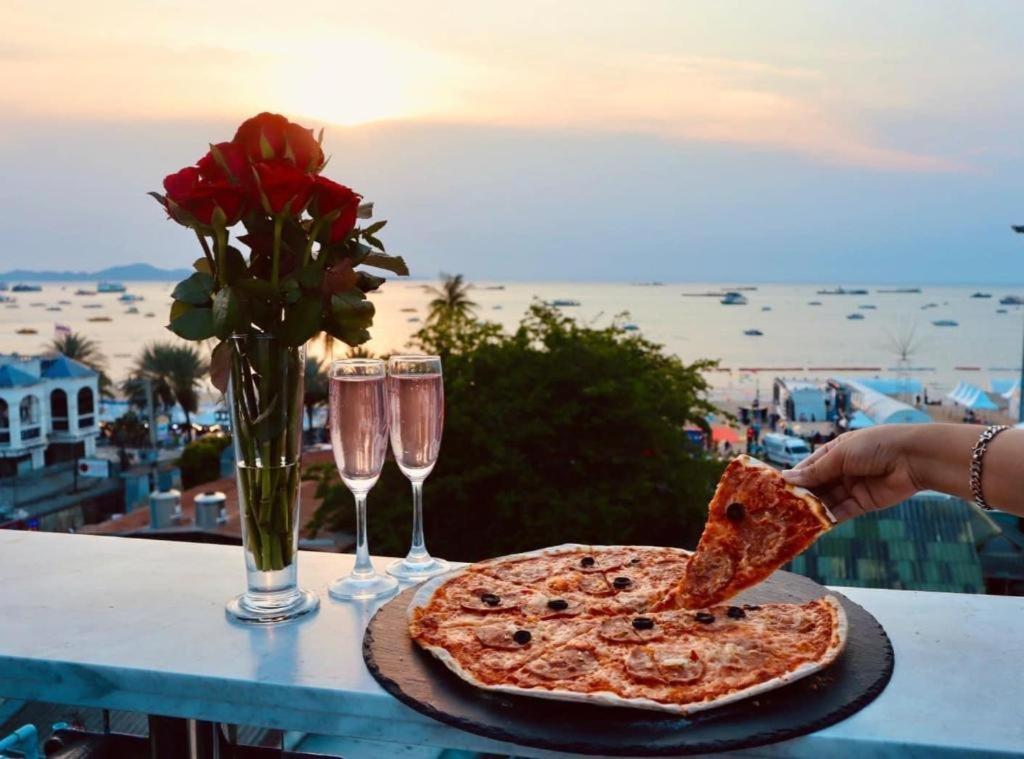 The Globe Hotel, Bar & Restaurant Pattaya Bagian luar foto