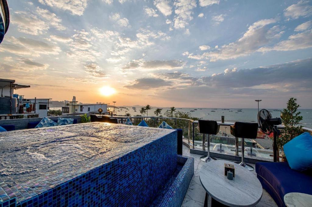 The Globe Hotel, Bar & Restaurant Pattaya Bagian luar foto