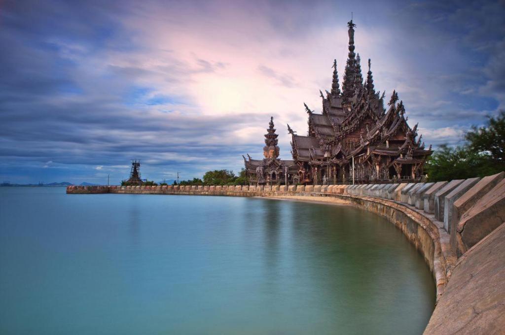 The Globe Hotel, Bar & Restaurant Pattaya Bagian luar foto
