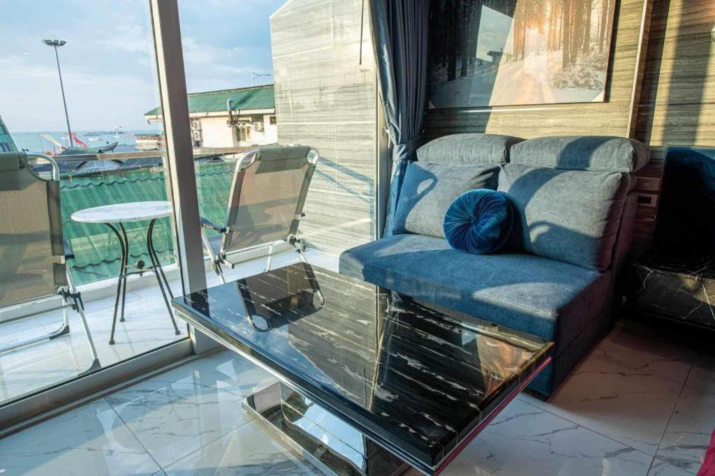 The Globe Hotel, Bar & Restaurant Pattaya Bagian luar foto