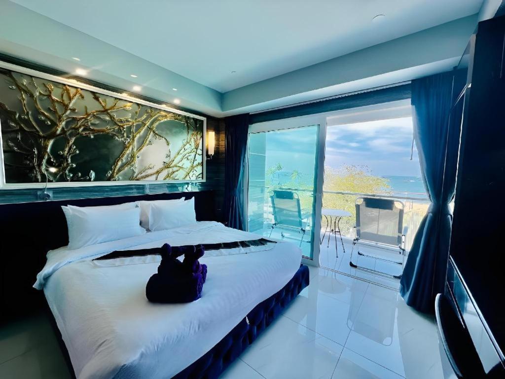 The Globe Hotel, Bar & Restaurant Pattaya Bagian luar foto