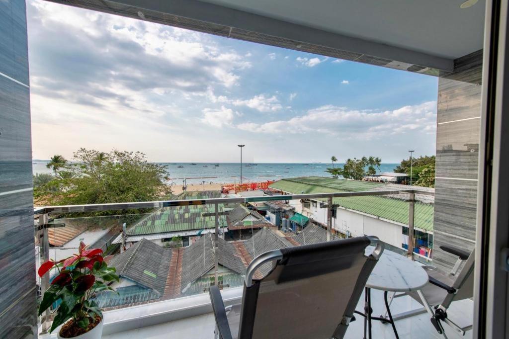 The Globe Hotel, Bar & Restaurant Pattaya Bagian luar foto