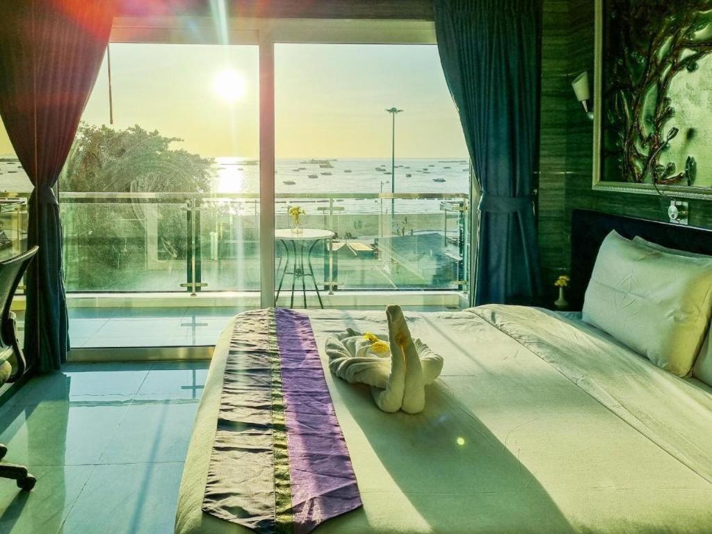The Globe Hotel, Bar & Restaurant Pattaya Bagian luar foto